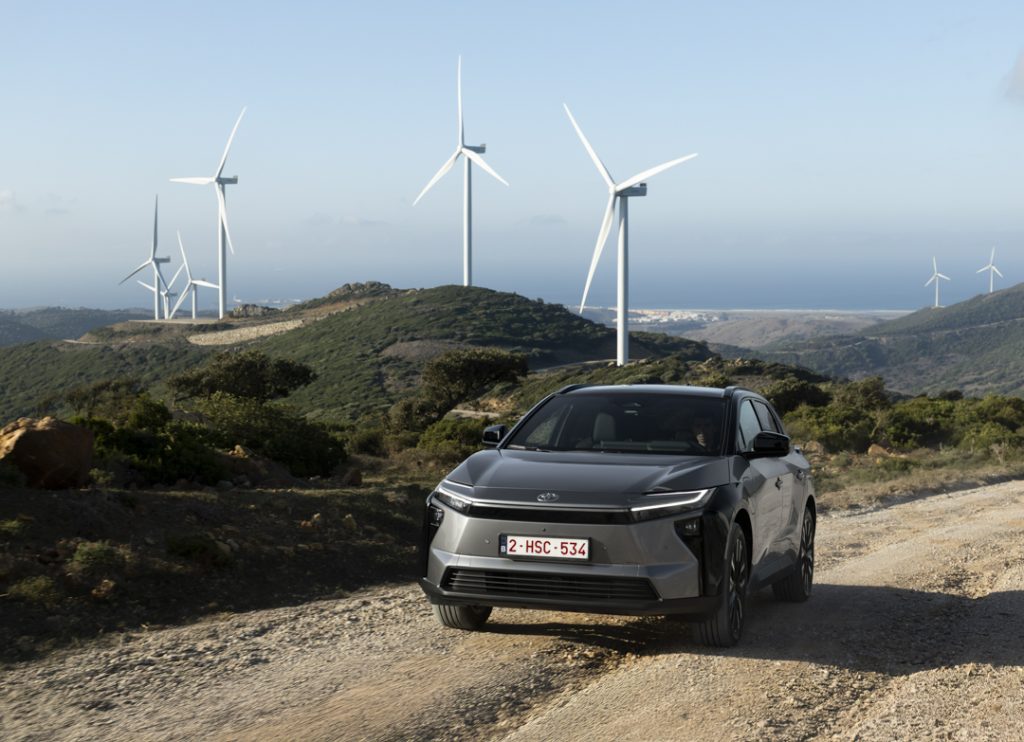 A Toyota convidou a imprensa portuguesa para conduzir o bZ4X, o primeiro SUV elétrico a bateria da marca japonesa nas estradas andaluzas. Lançado em 2022, é o terceiro modelo mais vendido do seu segmento na Europa, acumulando mais de 150 000 unidades vendidas. Construído sobre uma nova plataforma modular dedicada para veículos elétricos eTNGA, chega a Portugal em dezembro com um preço a partir de 44.990€. 