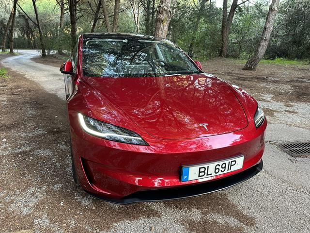 Tesla Model 3 Performance e Model Y. A gama da marca norte-americana continua a evoluir com o lançamento de novas versões e atualizações estéticas, tecnológicas e mecânicas. 
