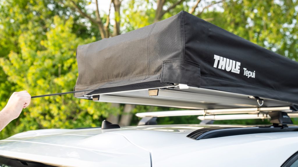 As férias são uma época do ano que convidam a partir à aventura. A fama de acessórios do Opel Frontera passa a contar com uma tenda que pode ser instalada no tejadilho do carro. 