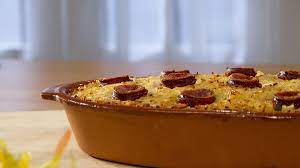 O prato é constituído principalmente por arroz cozido num rico caldo de carne de pato, previamente marinado, incluindo cebola, alho e várias especiarias. Por cima do arroz já misturado com o pato desfiado são colocadas rodelas de chouriço (enchido de colorau português) ou de bacon, para proporcionar outros sabores e texturas. No final vai ao forno, para se obter uma crosta estaladiça. O "arroz de pato" é frequentemente servido em reuniões familiares e ocasiões especiais. A combinação de carne de pato tenra, arroz aromático e a mistura substancial de especiarias fazem desta iguaria uma verdadeira festa de sabores e uma parte importante da cozinha portuguesa.